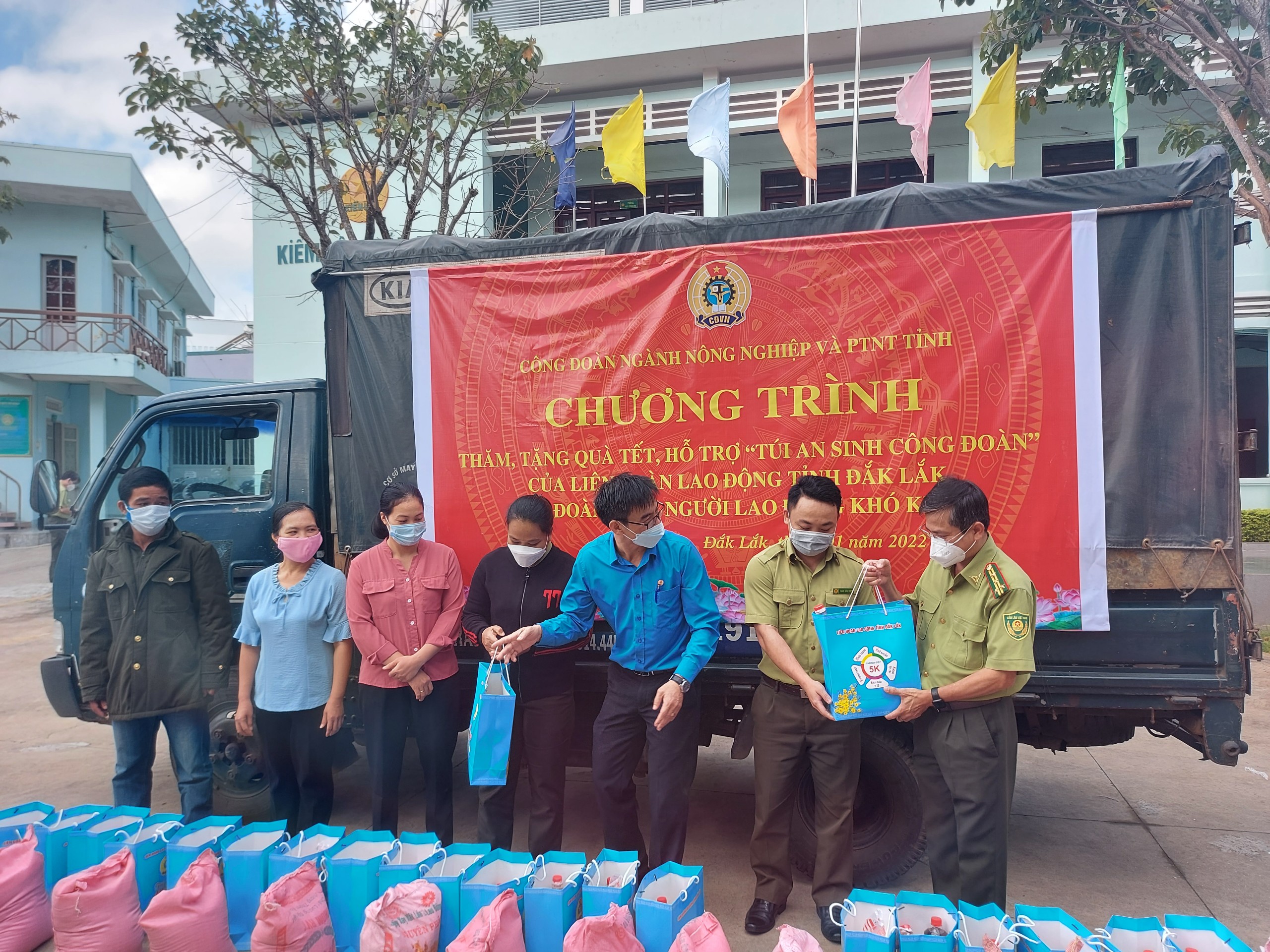 Công đoàn ngành Nông nghiệp Đắk Lắk tặng hàng trăm suất quà Tết cho NLĐ